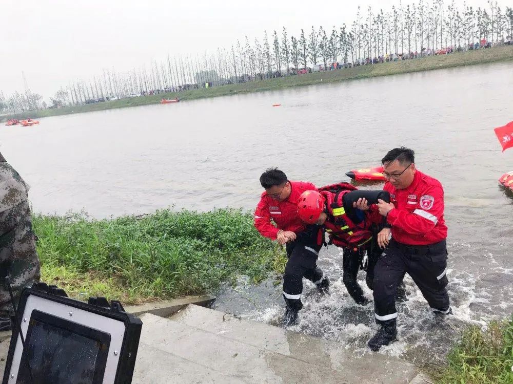 R1水上救援機器人參與揚州市防汛搶險實戰(zhàn)演習
